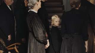 Klein InDieSonneSchauen_HannaHecktAlma_RegieMaschaSchilinski_copyrightFabianGamper_StudioZentral_filmstilloficial